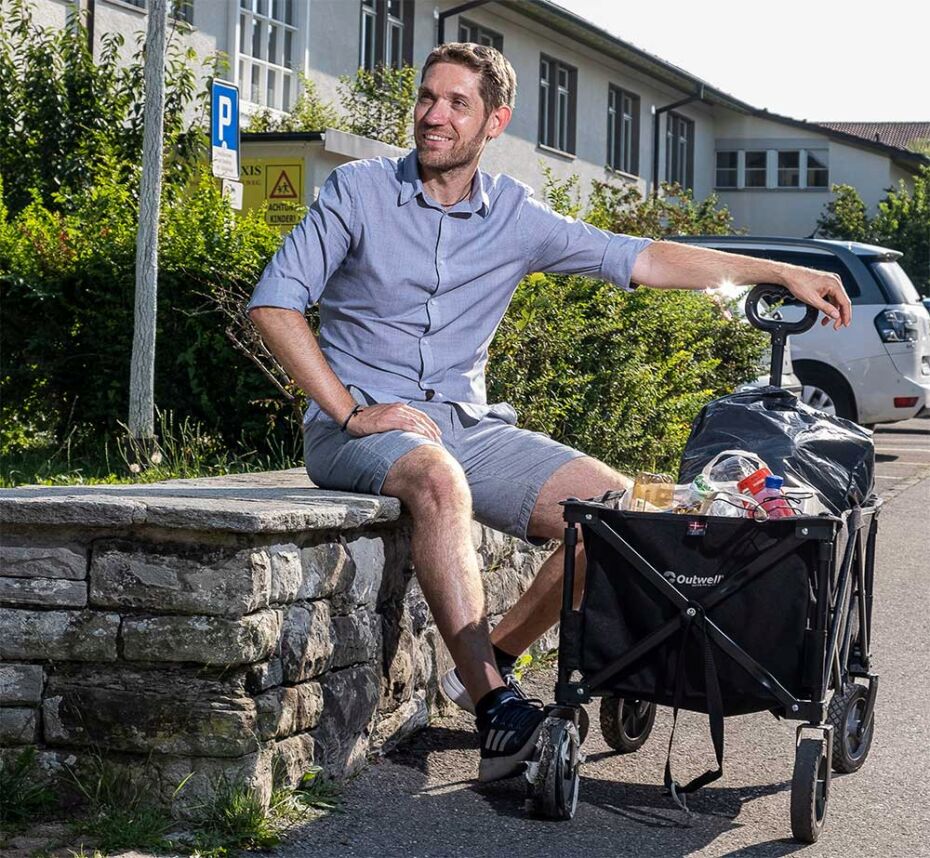 Fürs Einkaufen und Entsorgen nimmt Thomas Wüthrich seinen Leiterwagen. Foto: Regine Strub
