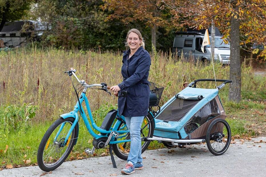 Foto von Corinne Betschart mit ihrem Velo und dem Veloanhänger
