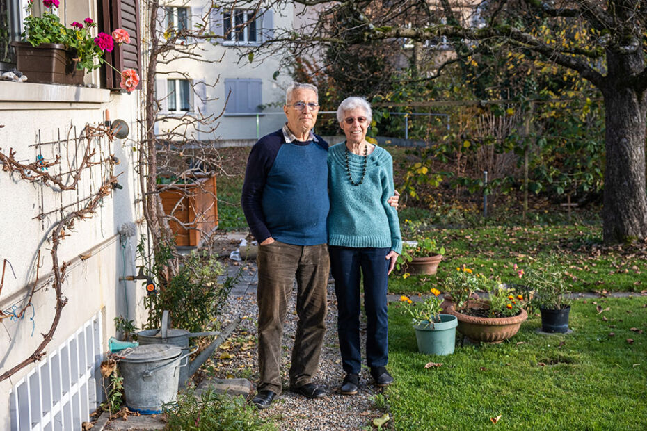 Foto von Marcel (87) und Grety Altorfer (80) im Garten von ihrem Haus