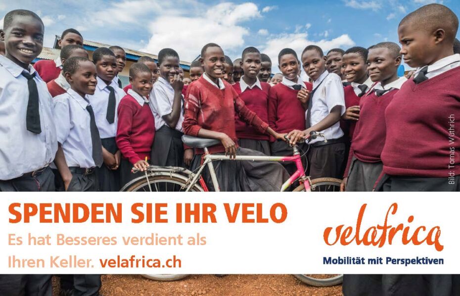 Afrikanische Schulkinder posieren mit einem Velo.