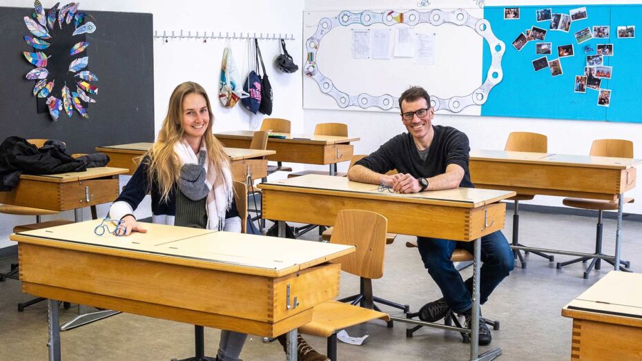 Sibylle Küenzi und Florian Zwahlen bringen das Velo ins Klassenzimmer
