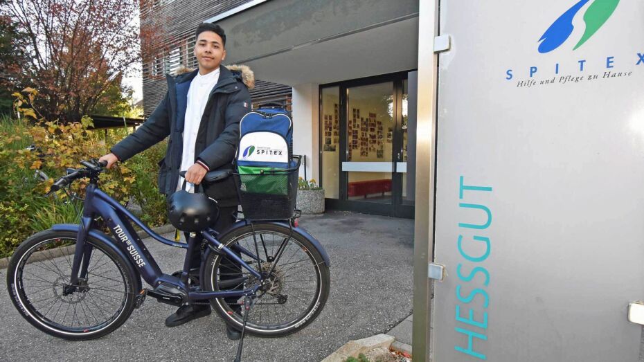 r Luca Miro Rothacher posiert mit seinem E-Bike vor der Spitex Hessgut