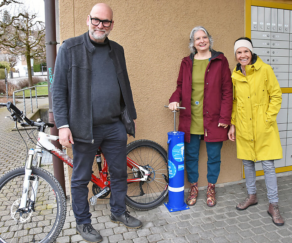 Auf dem Bild: Christoph Schneider, Pfarrer Kreis Niederscherli; Martina Hartmann, Sozialdiakonin Kreis Niederscherli; Tanja Hug, Leiterin Programm "Fuss Velo Köniz" und Initiatorin der öffentlichen Velopumpen